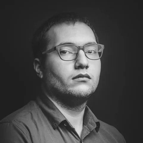 Porträt des Leiters Medientechnik vor einer Studiowand