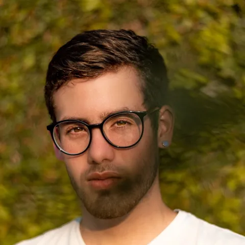 Porträt eines Redaktors vor einem Bildschirm